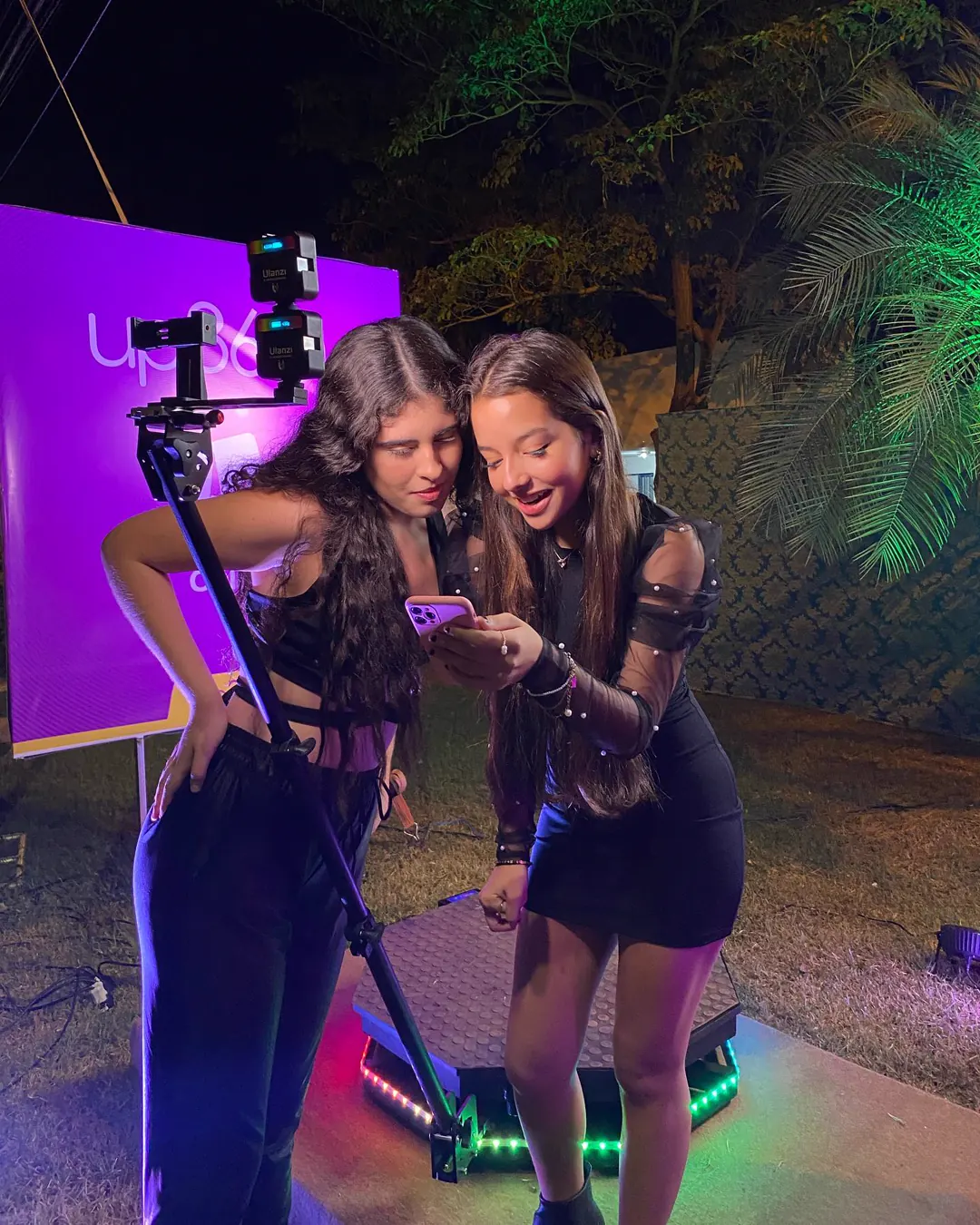 Amigas assistindo no celular o vídeo que acabaram de gravar na Plataforma 360